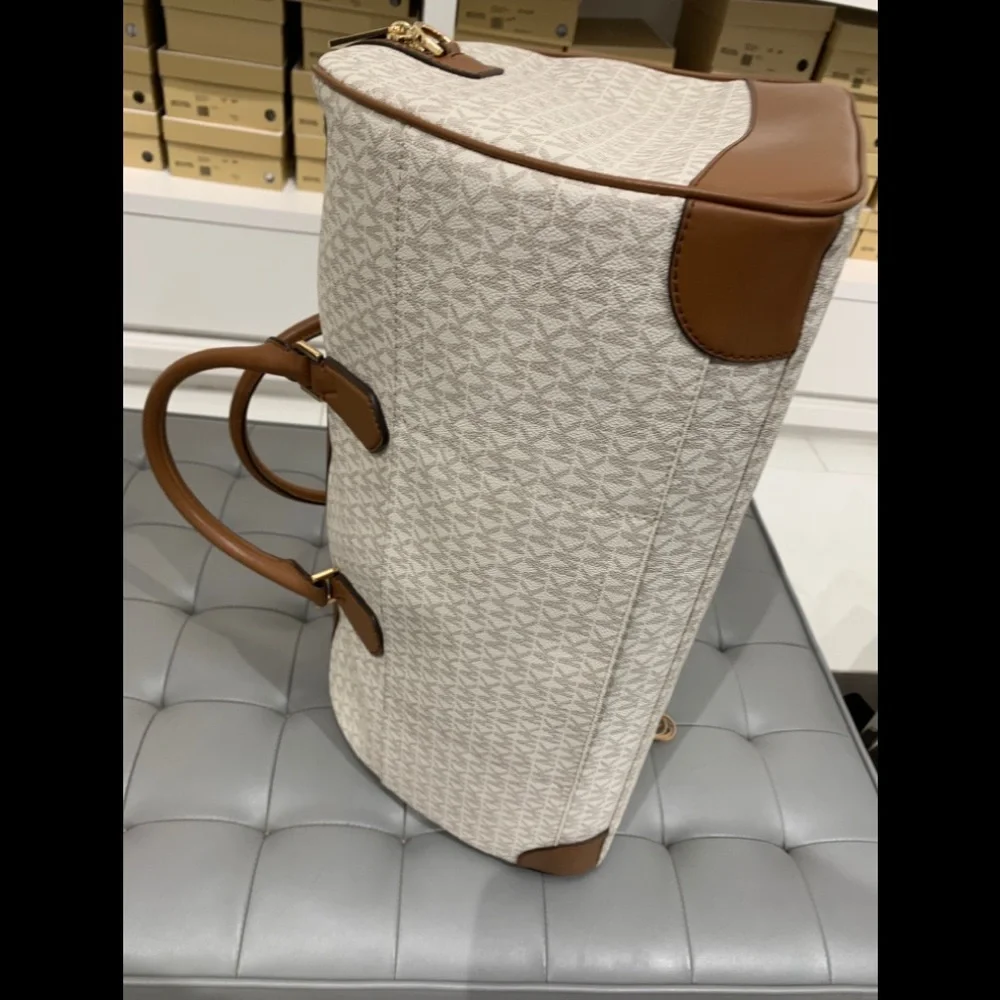 Michael Kors Travel Duffle Vanilla - Picture 4 of 7